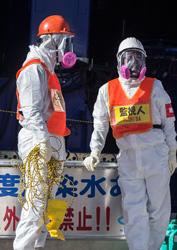 Workers at the Fukushima Daiichi nuclear power plant (Japan), near reactor 4. © Guillaume Bression/Fabien Recoquillé/IRSN